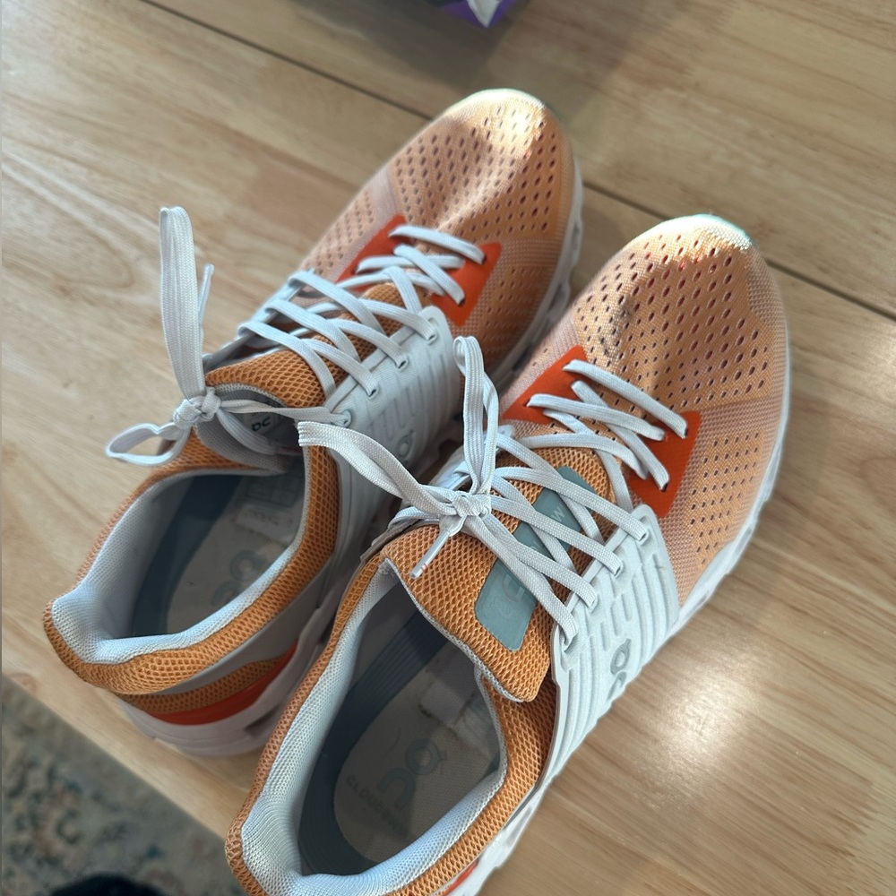 LIKE NEW On Clouds